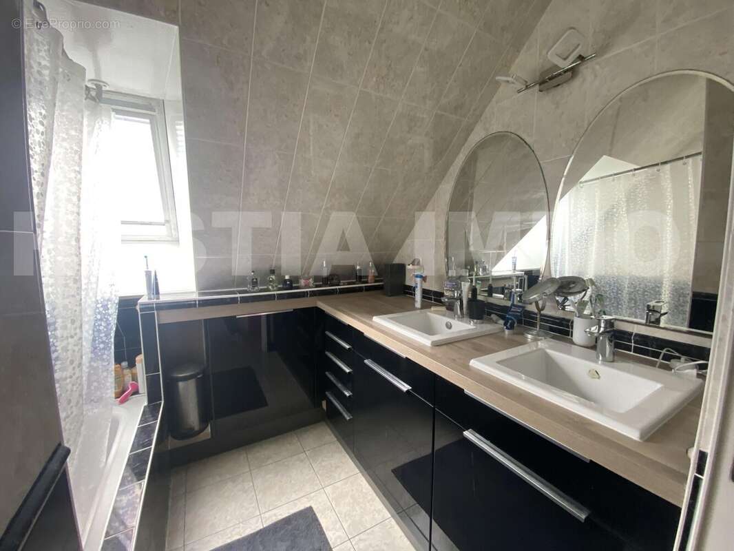 sdb - Maison à SAINT-GEREON