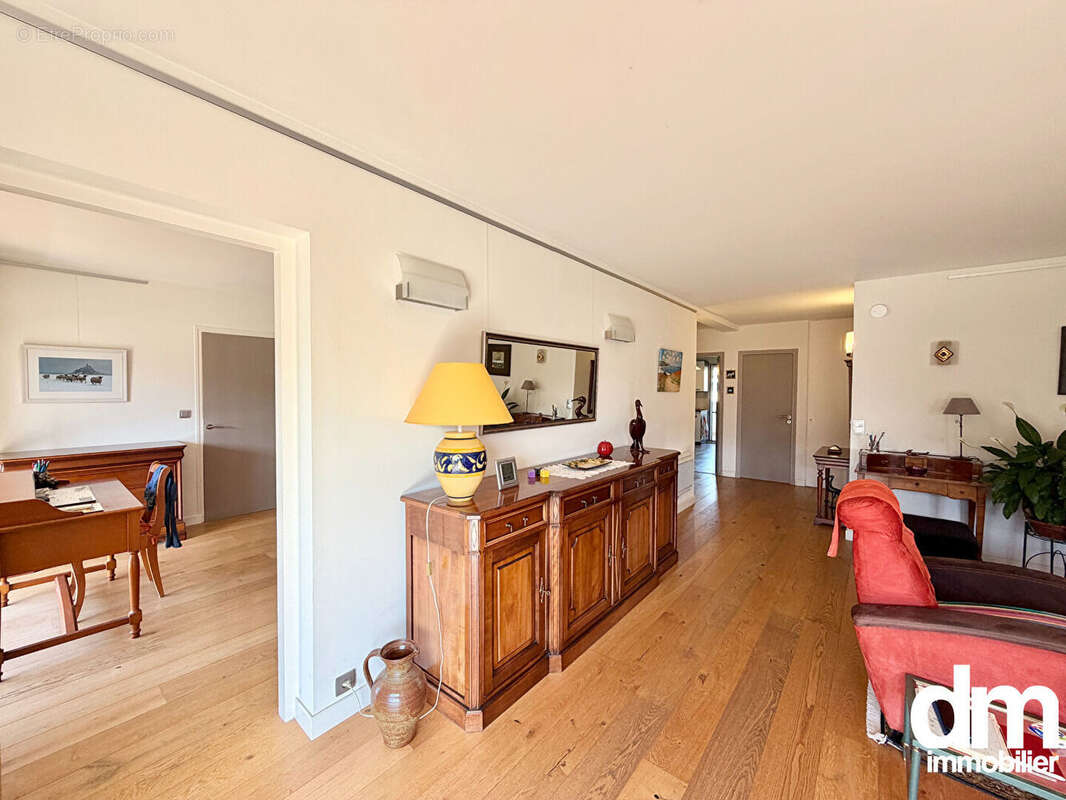 Appartement de type 4 avec trois terrasses, loggia, garage et deux caves. - photo 7