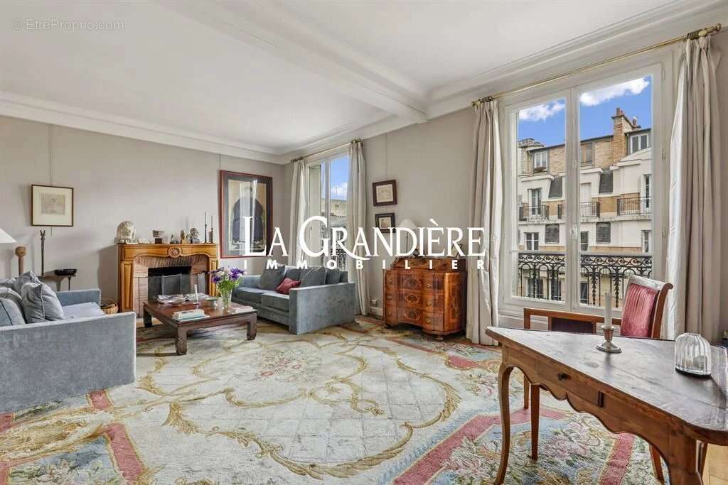 Appartement à PARIS-16E