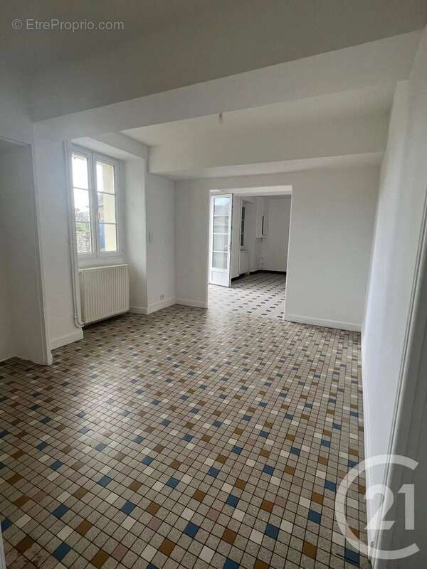 Maison à SAINT-CYR-LE-GRAVELAIS