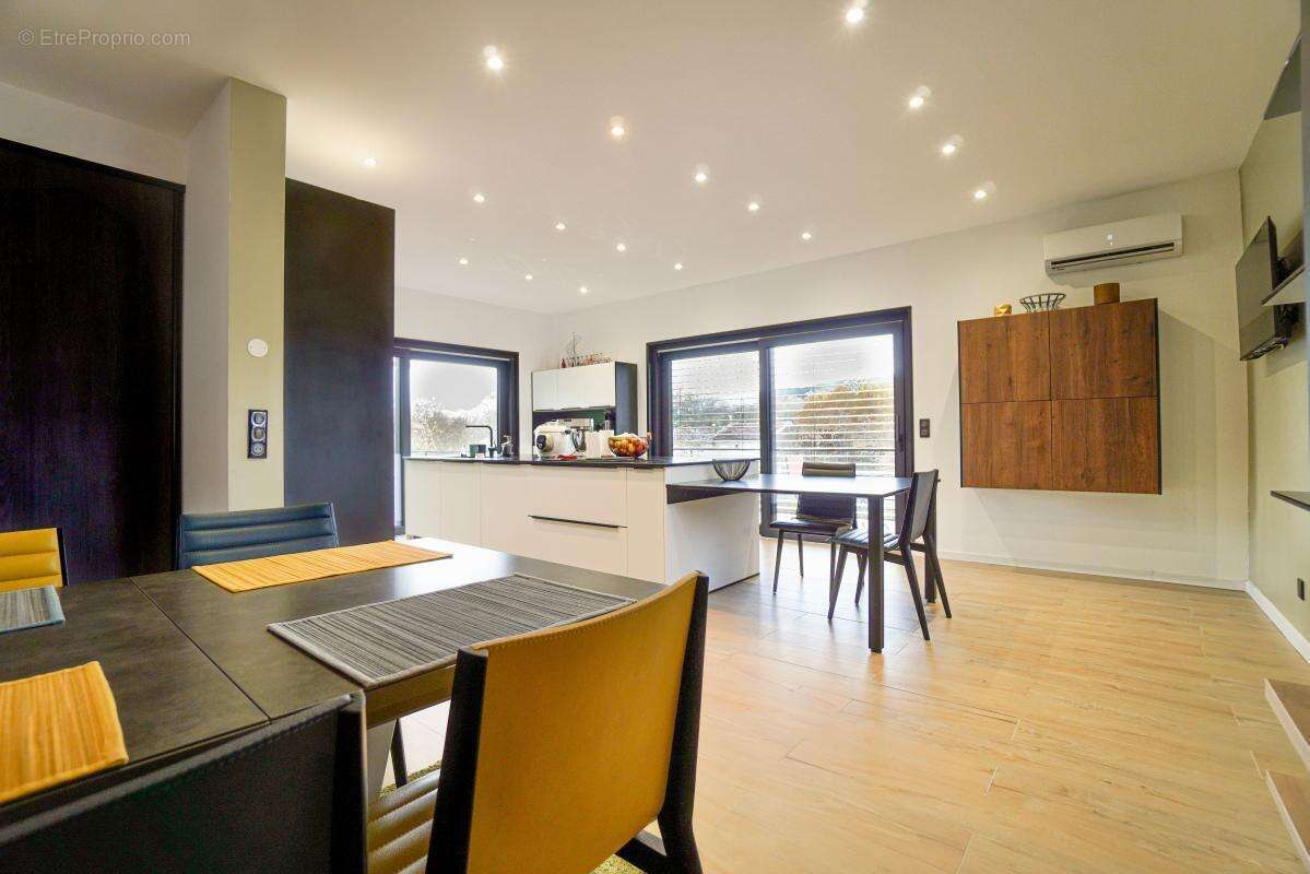 Maison à LAY-SAINT-CHRISTOPHE