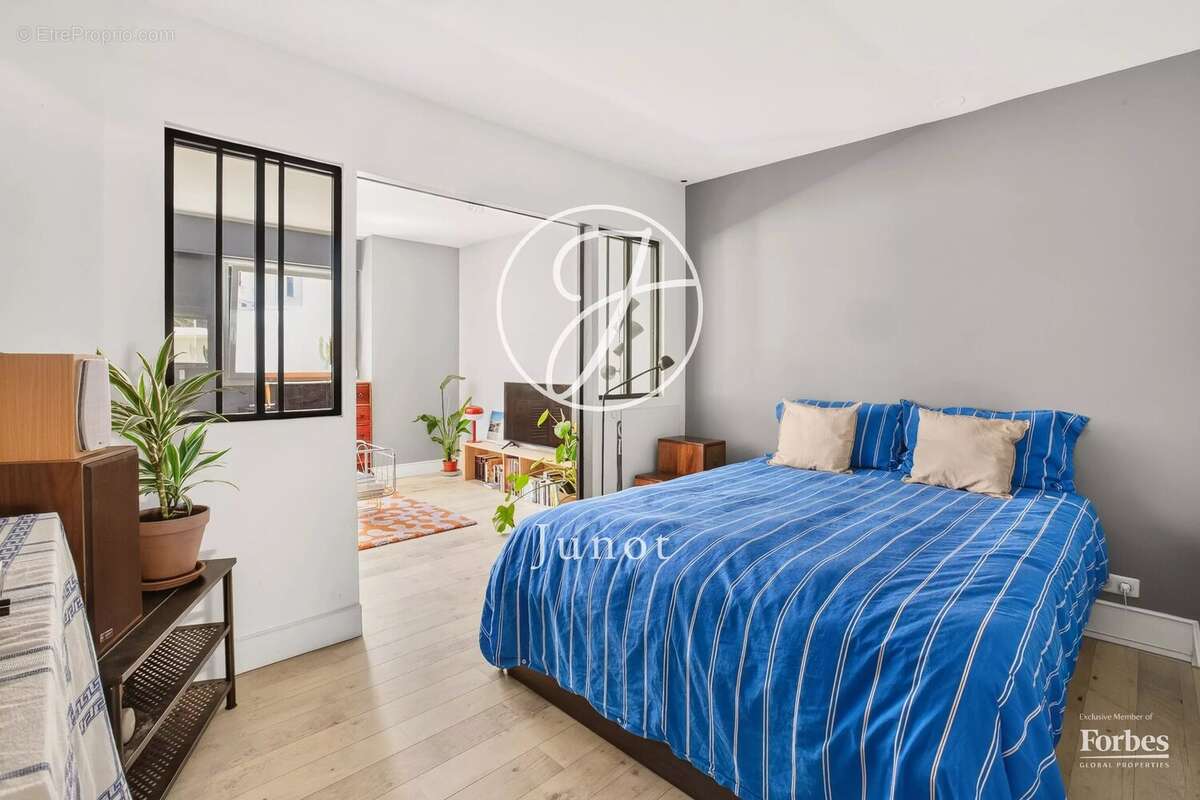 Paris 16e - PASSY / TOUR - Grand studio esprit 2 pièces - 44,70m² Carrez - 1 chambre avec verrière - photo 4