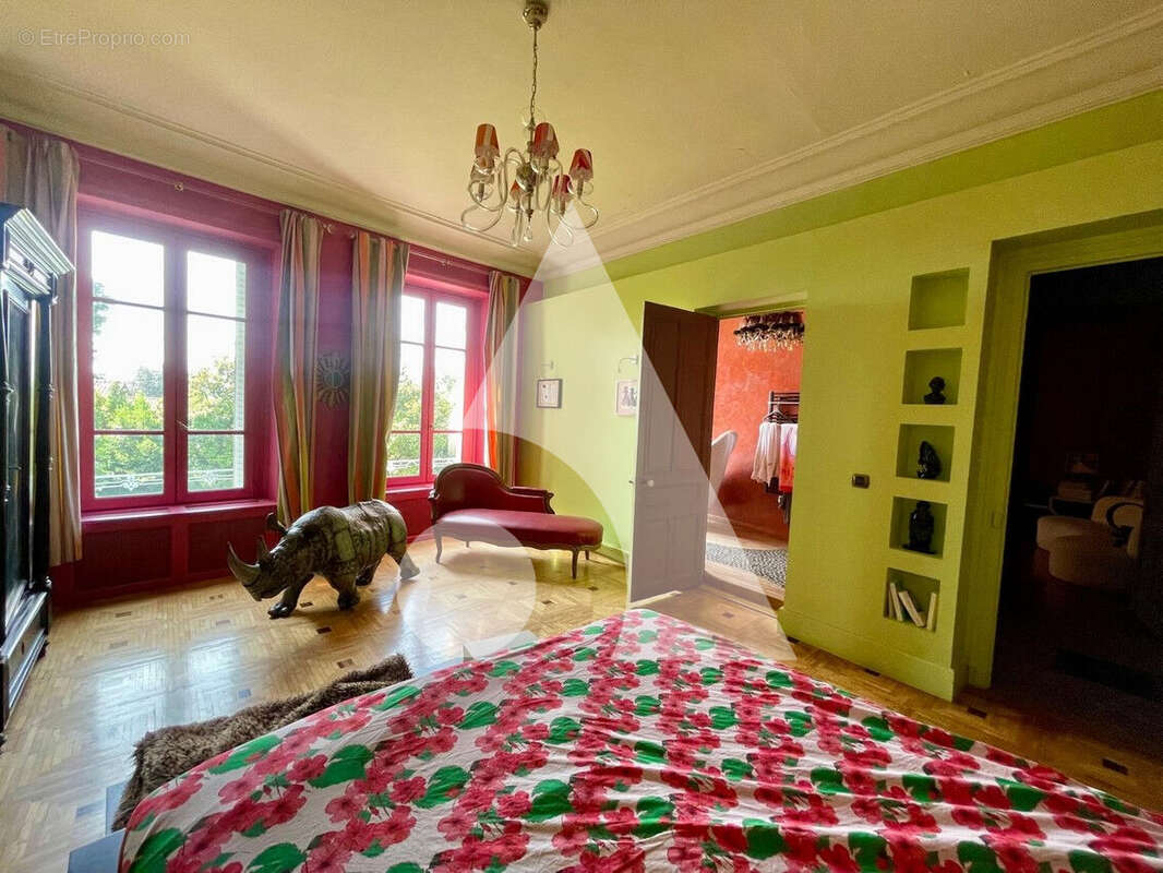 Maison à NEYRON
