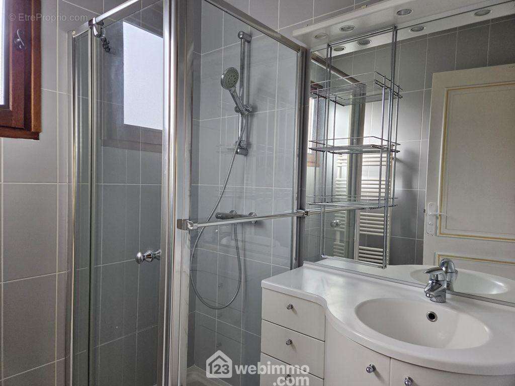 ... une salle d'eau et un WC séparé. - Maison à ALBERTVILLE