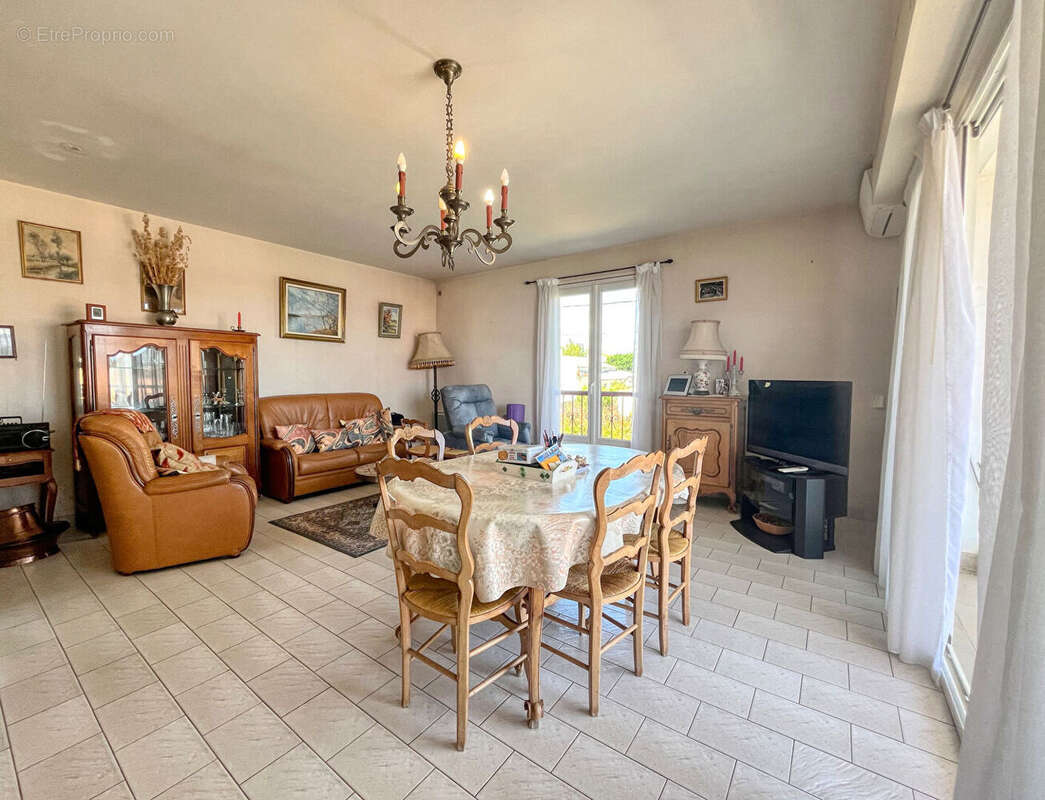 ROYAN - À seulement 800 m du marché, spacieuse maison familiale de 171 m² - photo 4