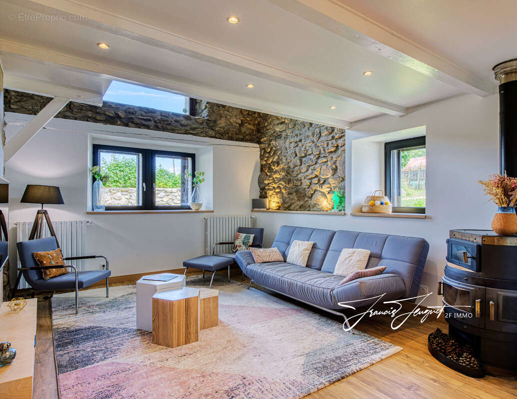 Maison à PERS-JUSSY