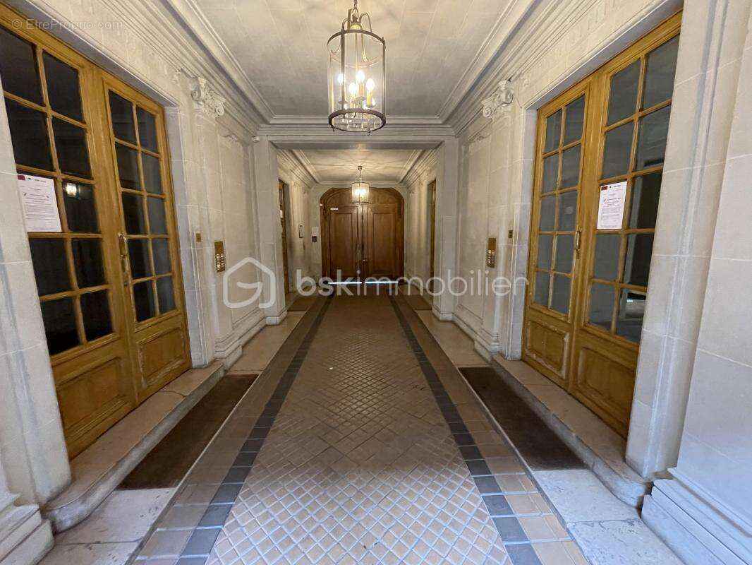 Appartement à PARIS-16E