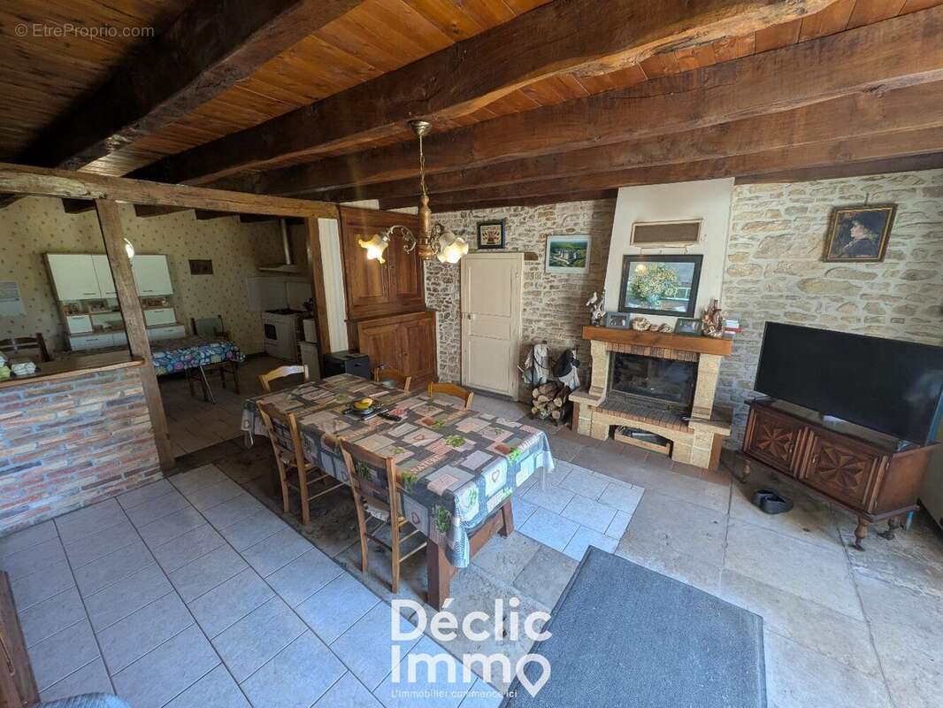 Ensemble de Maisons en Pierre  9 km de Champagne-Mouton  Calme, Campagne et Gros Potentiel - photo 4