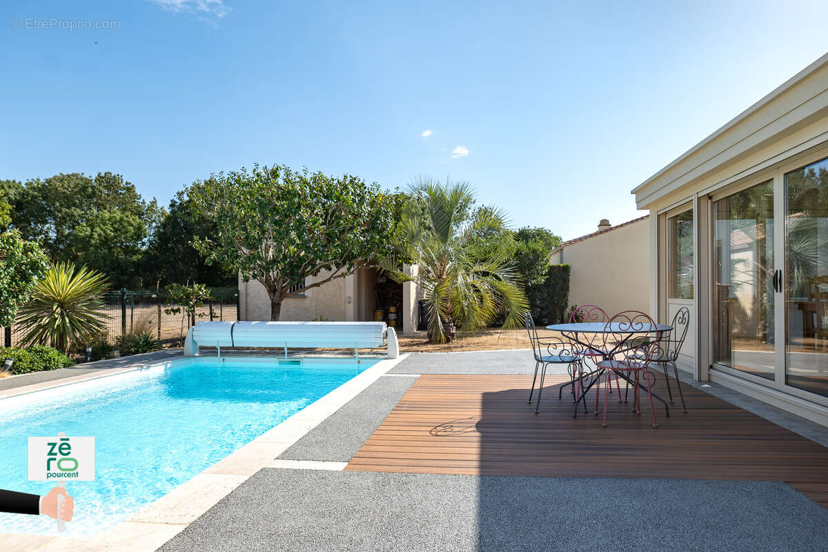 Longeville-sur-Mer   Maison de plain-pied 3 chambres avec piscine, véranda, garage et panneaux solaires   Hype - photo 21