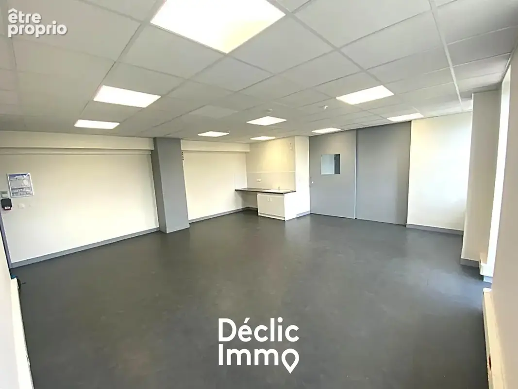 Bureaux haut de gamme 71 m² + cave - hyper centre La Roche-sur-Yon  Parkings privés + ascenseur - photo 2