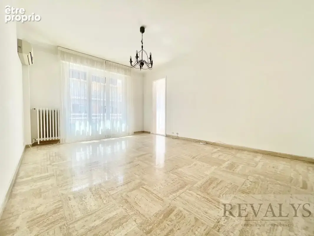 Alpes maritimes (06) - beaulieu sur mer - centre ville- a vendre appartement 3 pieces en avant dernier etage balcon loggia trave - photo 2