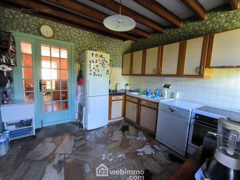 Une cuisine aménagée de 10 m² Avec accès sur le jardin - Maison à MONT-NOTRE-DAME