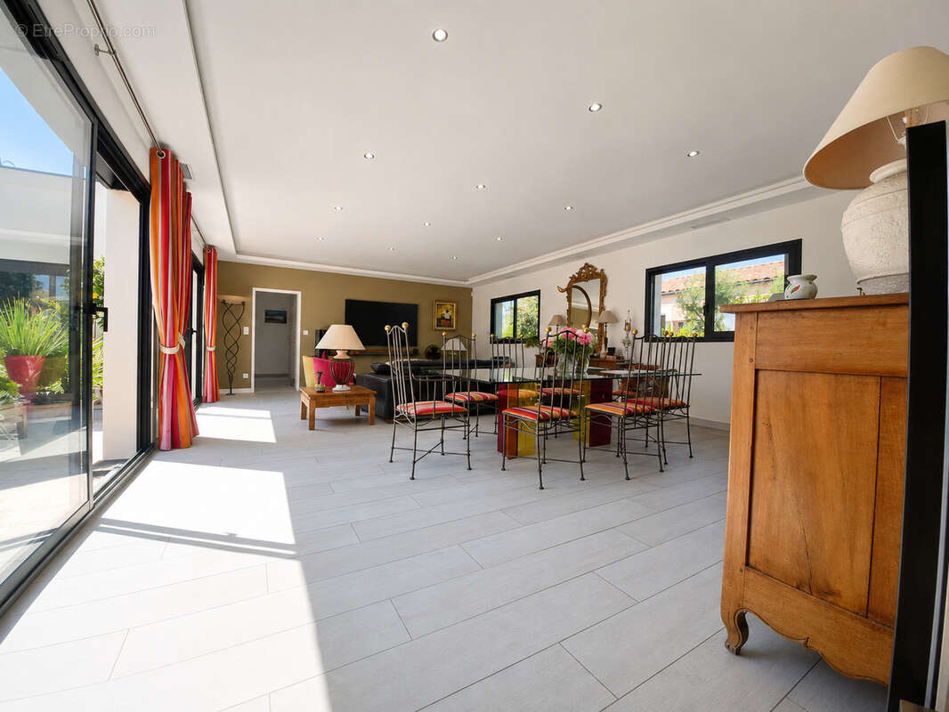 Villa contemporaine 4 faces avec piscine, grand séjour et garage - photo 6
