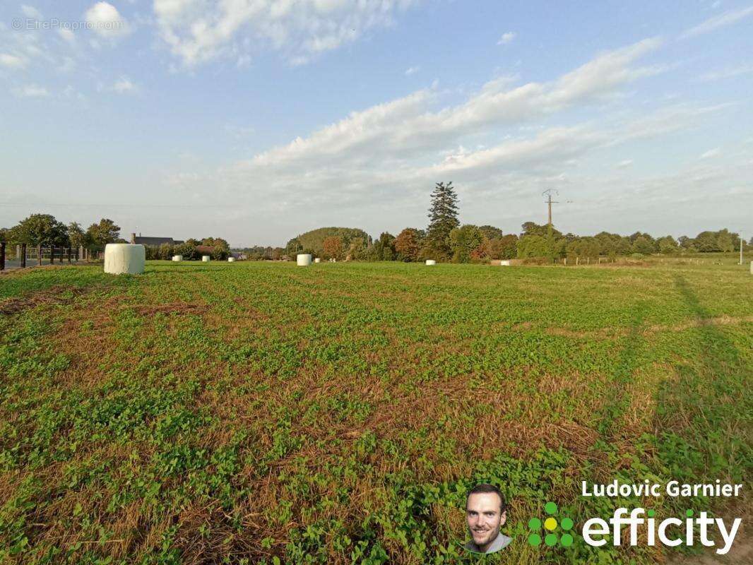 Terrain à SAINT-HILAIRE-DU-HARCOUET