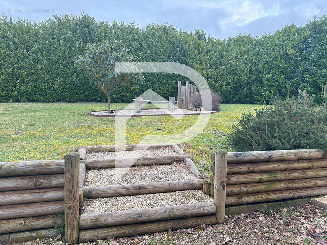 Maison à LA CHAPELLE-AUBAREIL