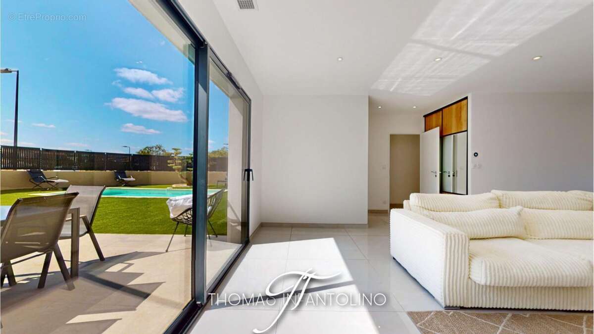 En exclusivite - plain pied - 3 chambres - 1 suite parentale - salle de bain - salle d'eau - piscine - pool house - photo 2