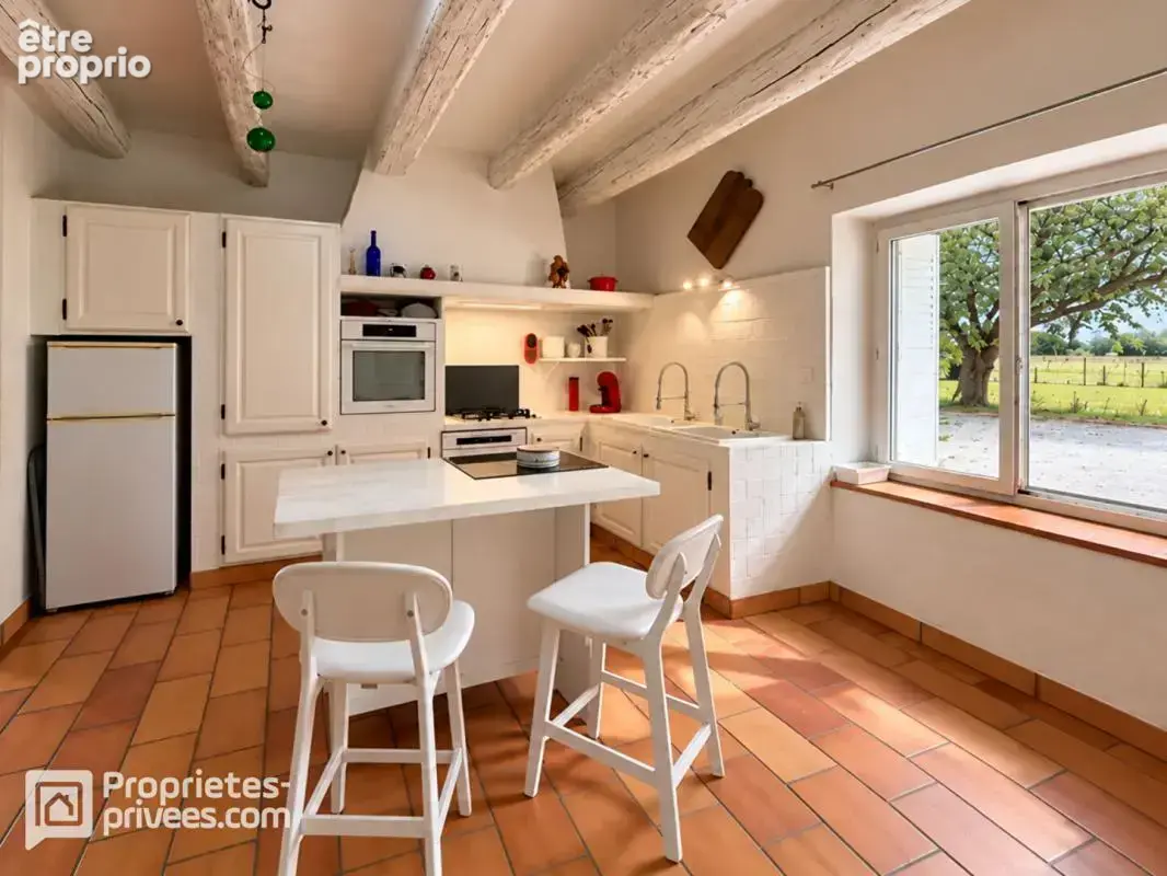 Mas en pierres de 216 m² avec 5 chambres - 3 dépendances aménagées - 1 grange de 106 m² - 1 atelier de 46 m² à ORANGE OUEST - 48 - photo 4