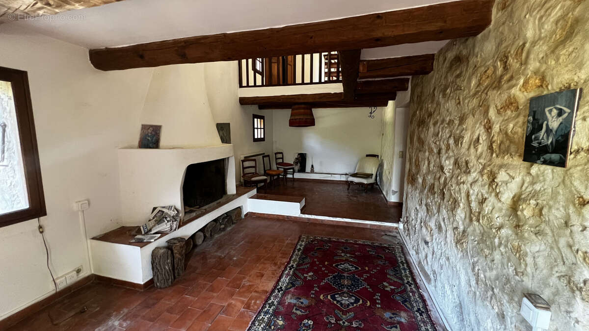 A vendre authentique maison en pierre t9 avec terrain de 3 hectares - 83150 bandol - photo 8