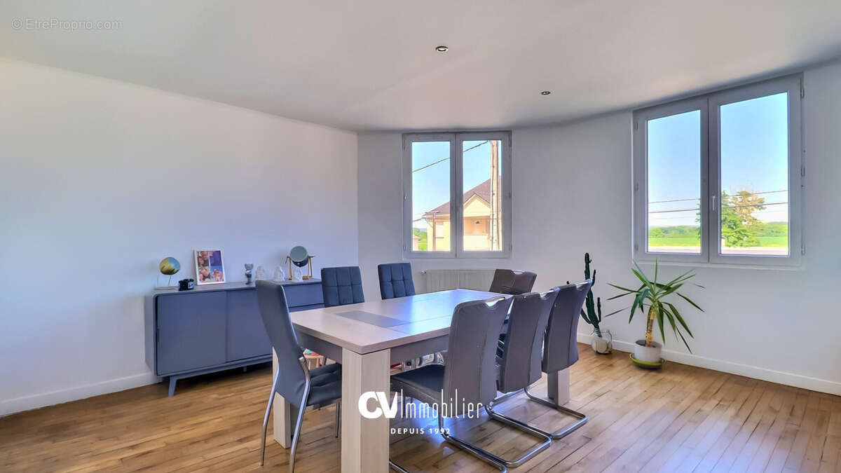 Appartement à SAINT-ETIENNE-DU-VAUVRAY