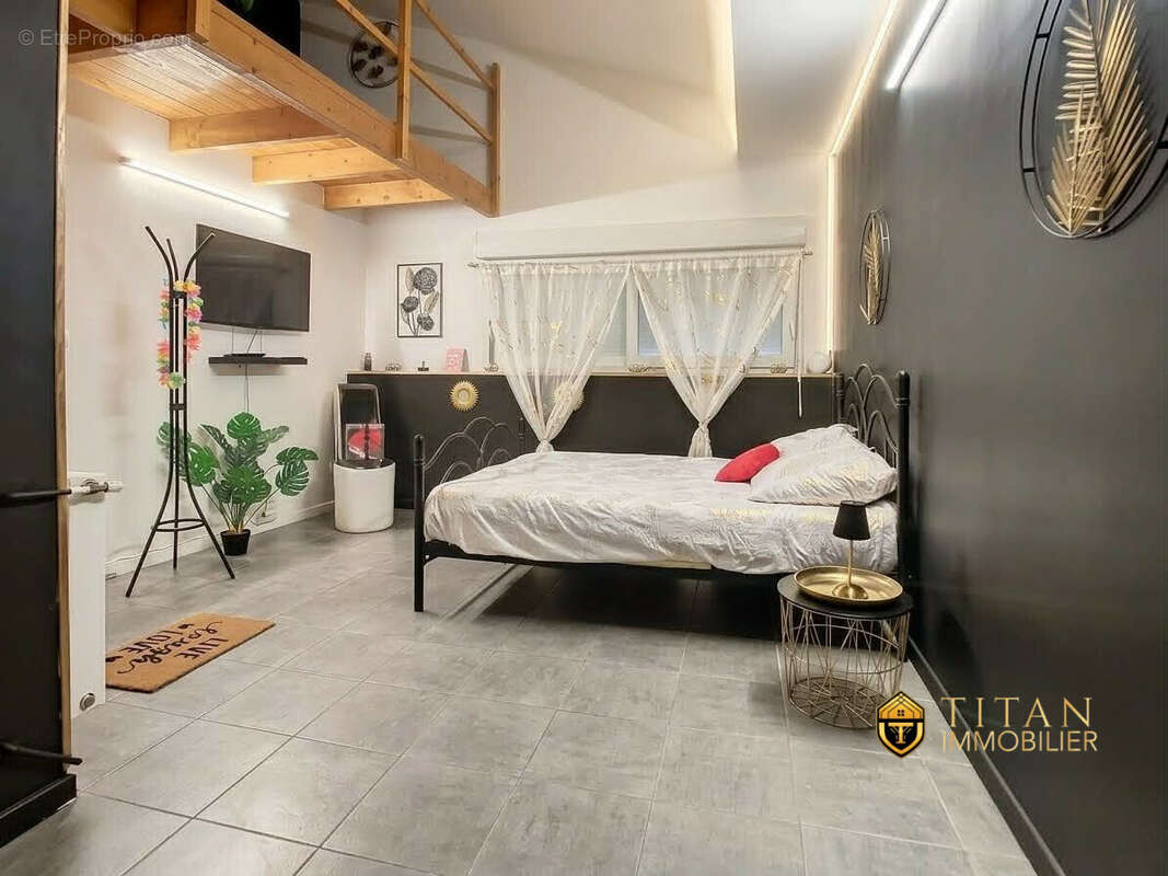 Immeuble de rapport-5 studios, 1 local commercial, un garage à Calais (62100)-titan-immobilier - Appartement à CALAIS