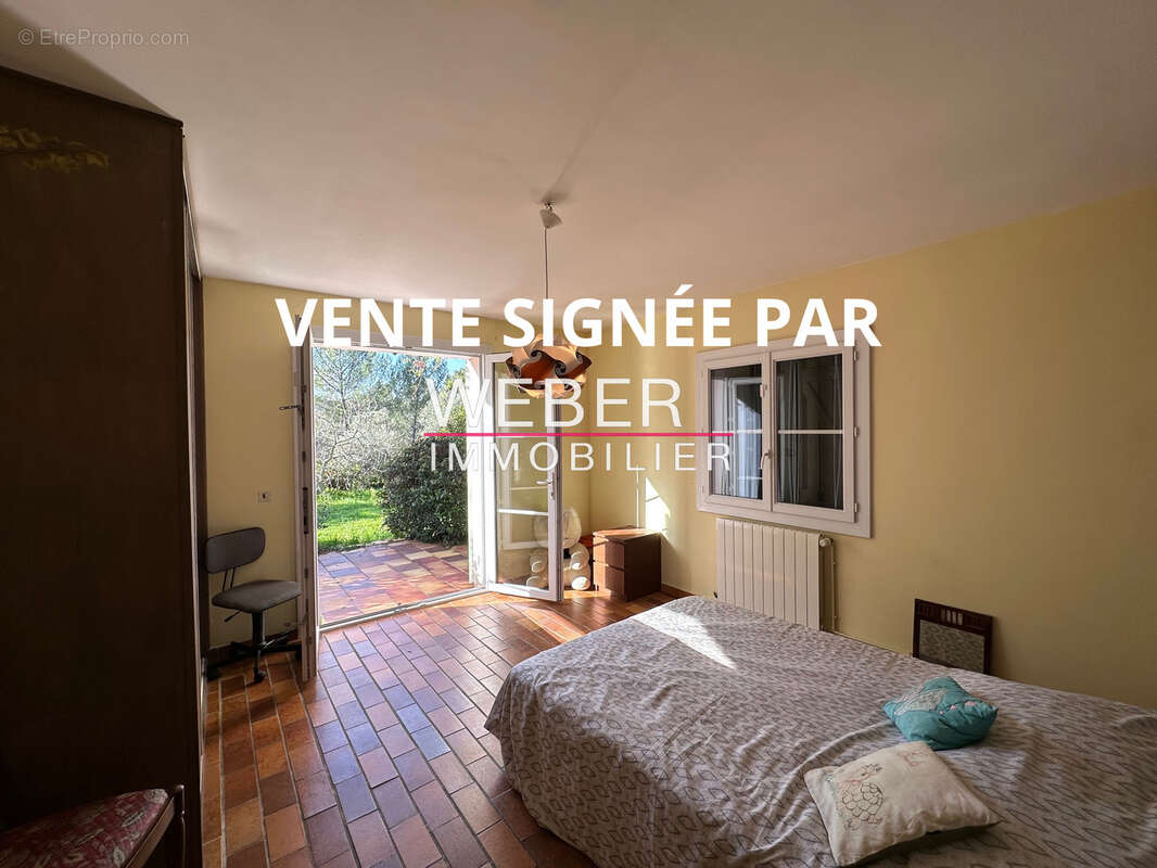 LE BEAUSSET - Maison de plain-pied 152 m2 piscine terrain 2500 m2 - photo 7