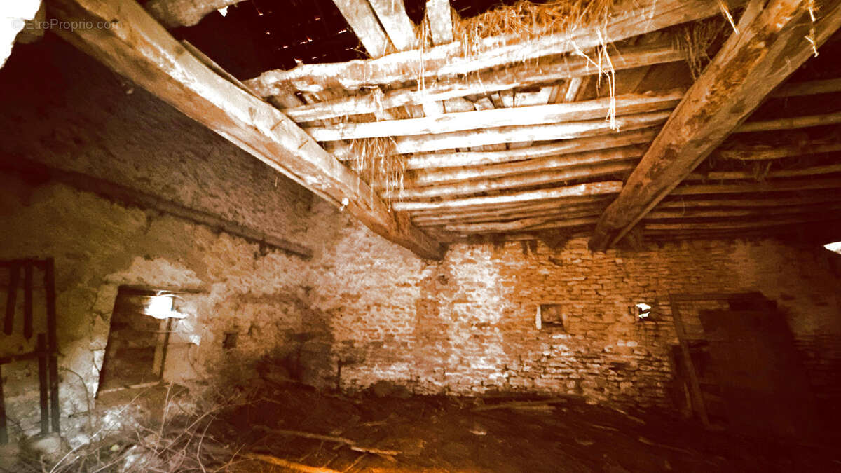 Ancien corps de ferme à renover avec dépendances et jardin de 447 m2 au prix de 58 000 € F.A.I. secteur THORY - photo 9