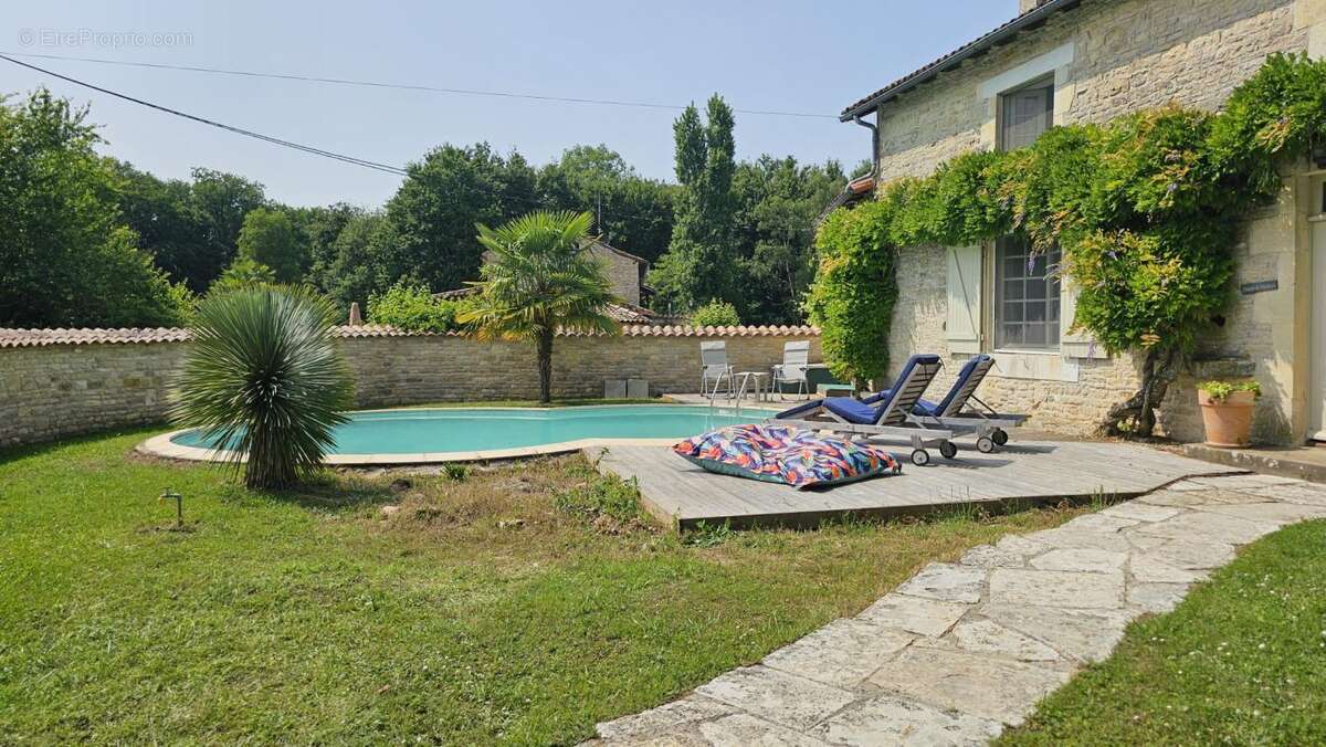 Authentique corps de ferme en pierre piscine et double garag - photo 18