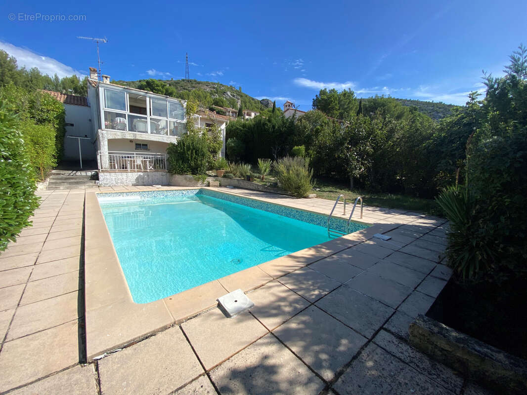 GEMENOS Maison plain pied avec garage et dépendance sur 599 m2 de terrain avec piscine - photo 3