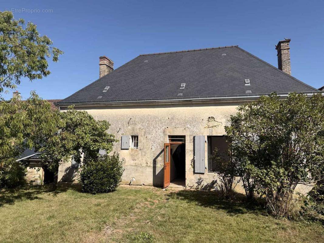 Maison de caractère à vendre au cœur du village de René - photo 1