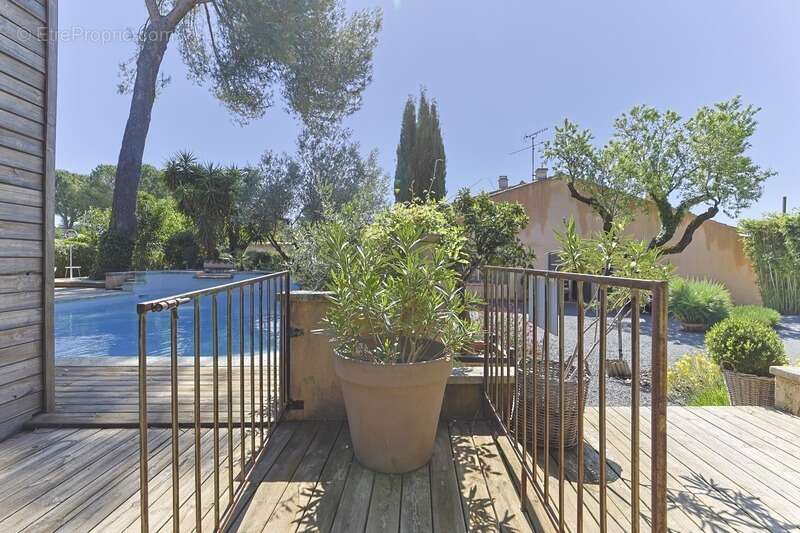 Magnifique PROPRIETE : Maison De Maître Et  Deux Dépendances (  17 Pièces / 400 M² )  Située à VERARGUES (34) DEDIEE A UN PROJET - photo 25