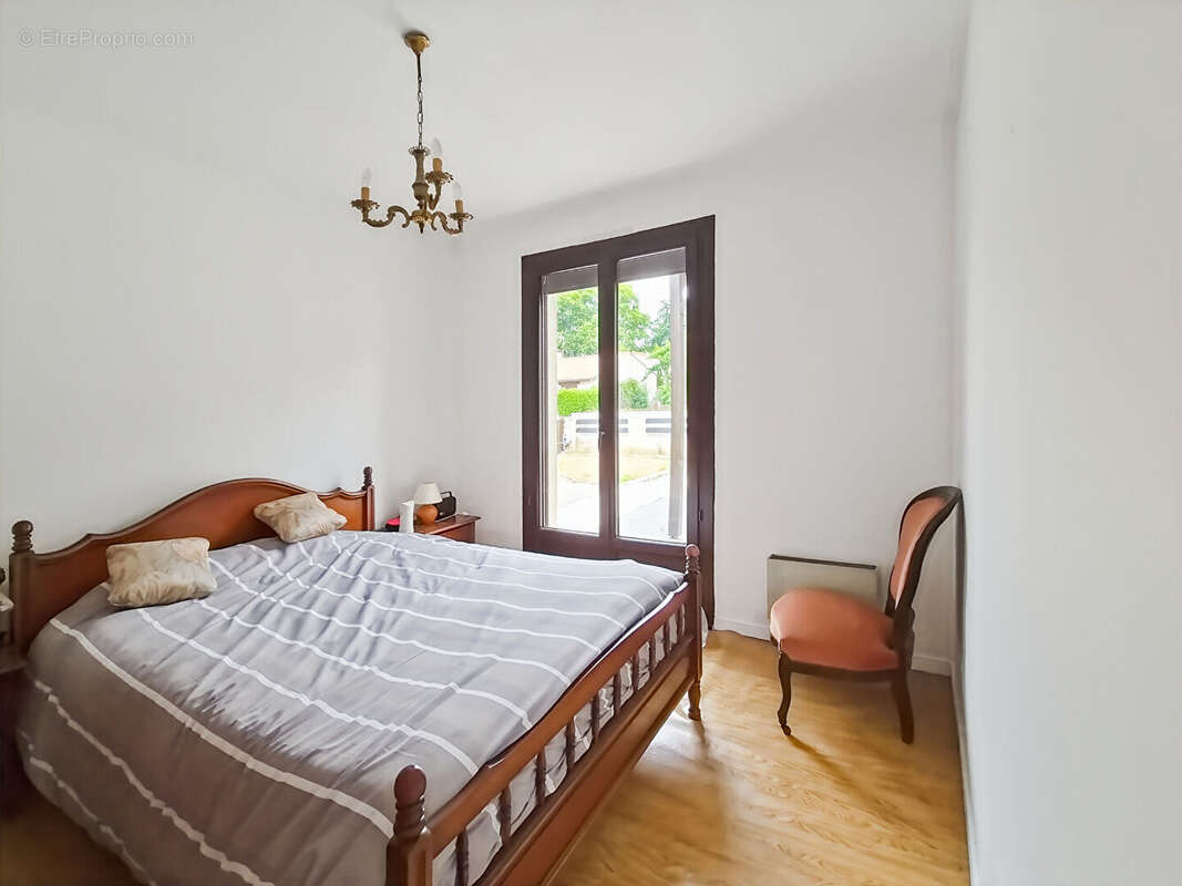 Villenave d ornon-Vieux-Bourg-T5-(3 Chambres+1 bureau ) Garage-Dépendance-Terrain - photo 6