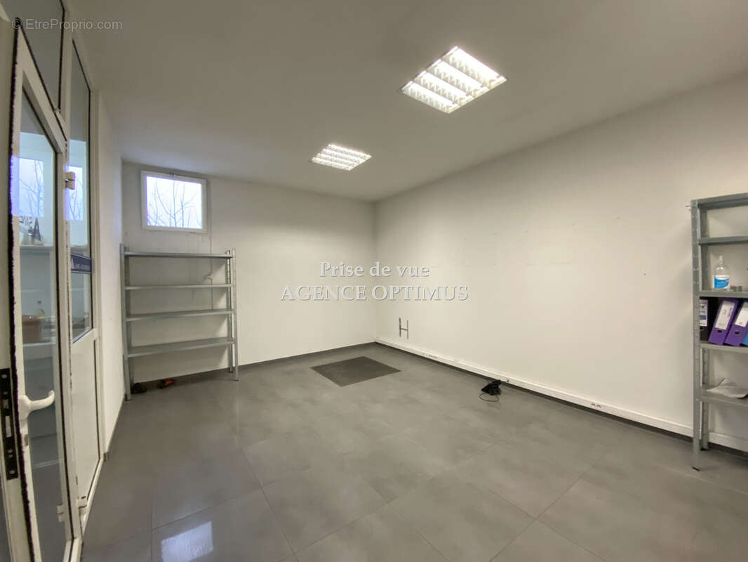 A VENDRE - Local professionnel avec vaste terrain clos à Villeneuve-la-Guyard (89) - photo 11