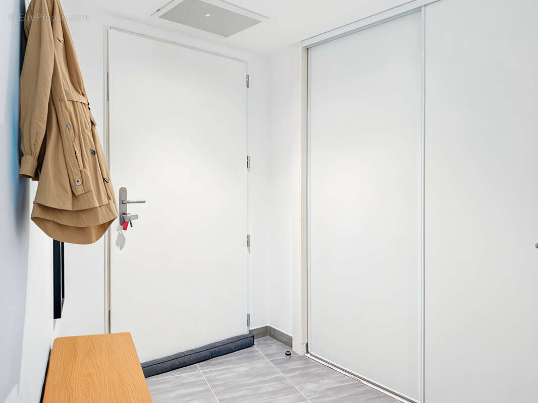 Appartement T3 récent, Ascenseur Climatisé avec balcon et Parking à Trévoux - Bord de Saône - photo 8