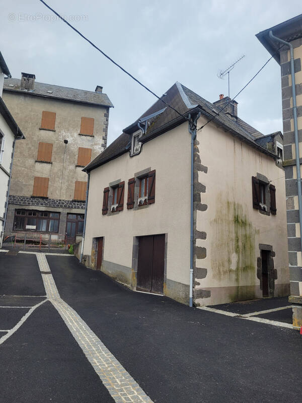 Maison à LA TOUR-D&#039;AUVERGNE