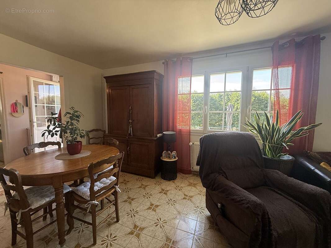 Maison à SAINT-OUEN-LE-HOUX