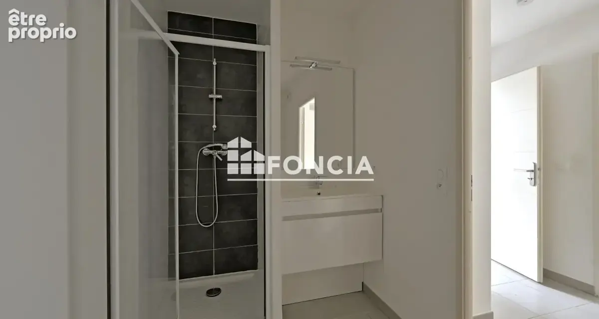 Coup de coeur assuré pour ce T2 avec double balcon et parking - photo 9