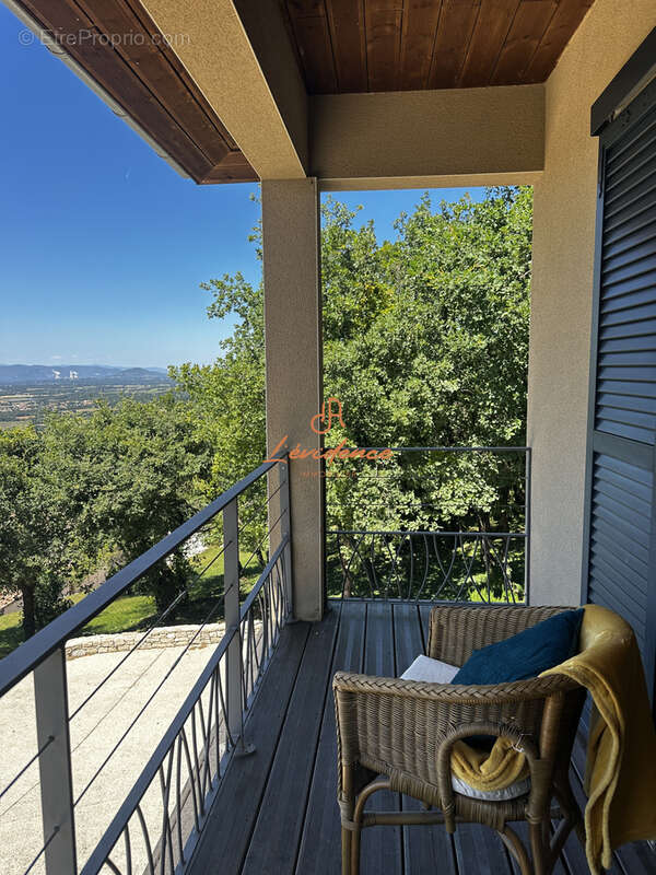Dominant les hauteurs d'Allan, cette villa ne ressemble à aucune autre - photo 13