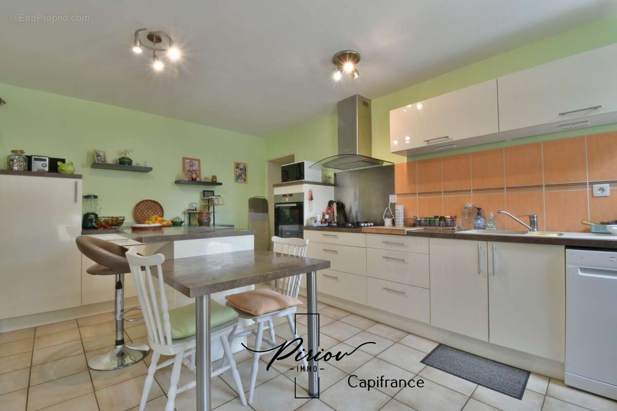 Propriété 5 chambres, dépendances, proche commerces et services - photo 2