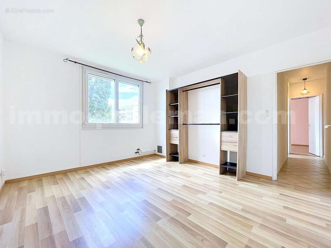 Appartement_T4_Gaillard_belle_superficie_proche_prox_frontière_Suisse_direction_GENEVE_autoroutes_investissement_locatif_vente_vue_séjour_cuisine_ouverte_ - Appartement à GAILLARD