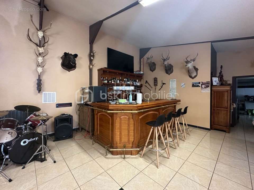 Commerce à NESLES-LA-VALLEE