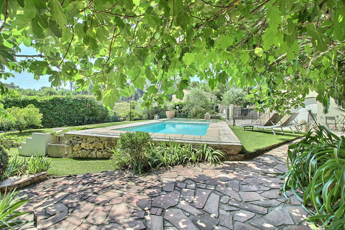 Appartement à MOUGINS
