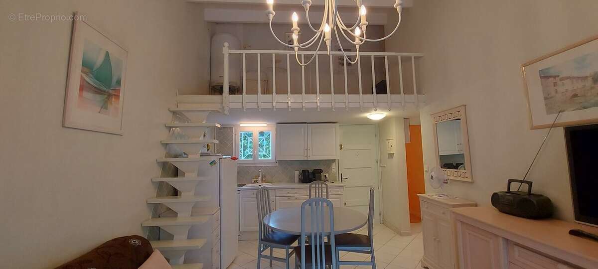 LE CAP D' AGDE - Secteur St Martin, jolie maison de type T3 + mezzanine avec terrasse et sa place de stationnement - photo 5