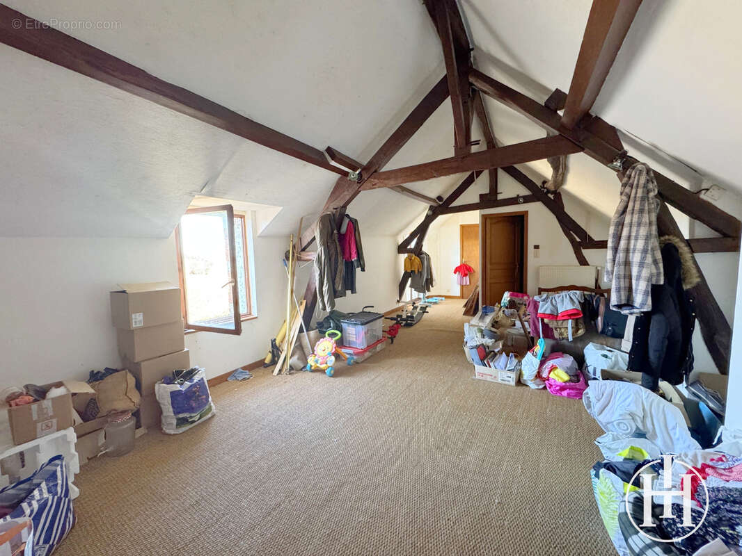 Maison à AINAY-LE-CHATEAU