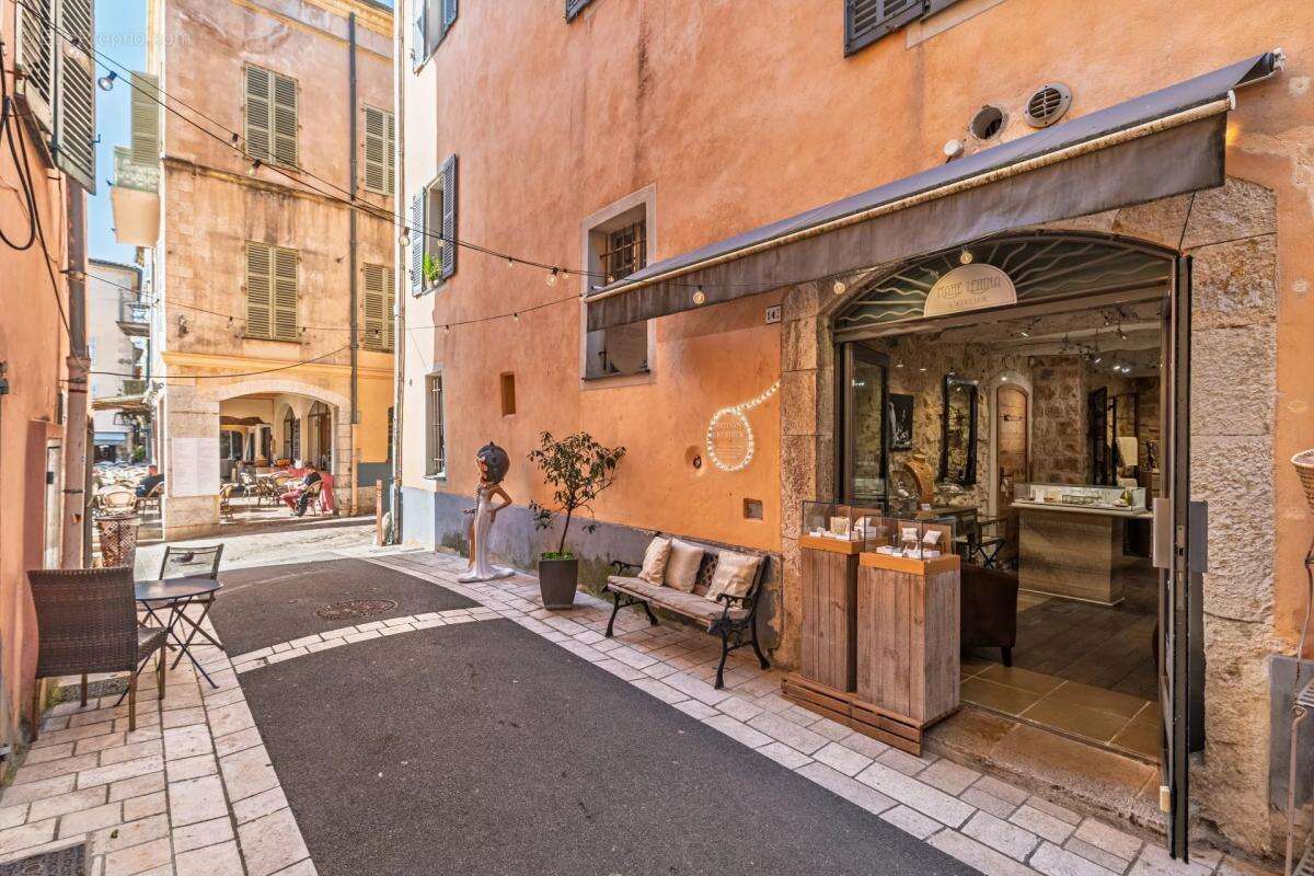 Commerce à VALBONNE