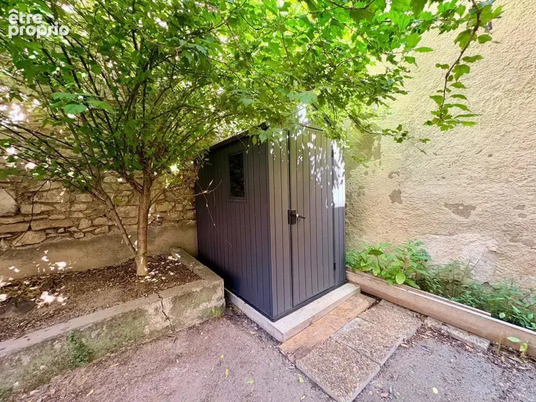 Studio rénové et meublé avec cour commune _ Centre ville de Nîmes - photo 7