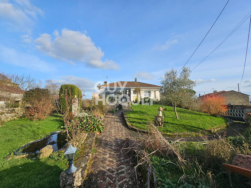 Maison à SAINT-HILAIRE-DES-LOGES