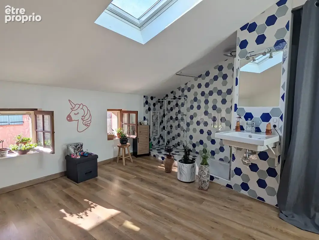 Sillans-la-Cascade : maison de village rénovée, 140 m² sur 3 niveaux, deux logements - photo 7