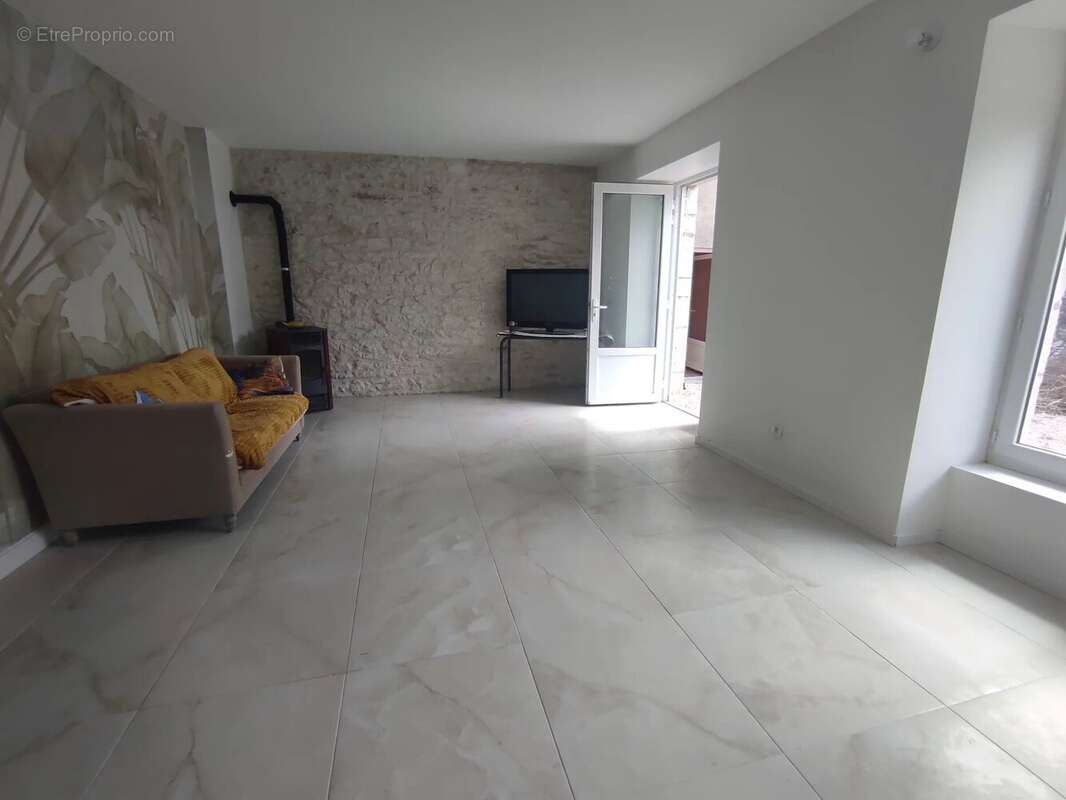 Grand duplex rénové avec cour et parking - photo 6
