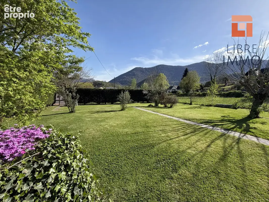 A vendre maison 5 pieces de 148m², garage, jardin, proche du centre, vue montagnes - photo 1