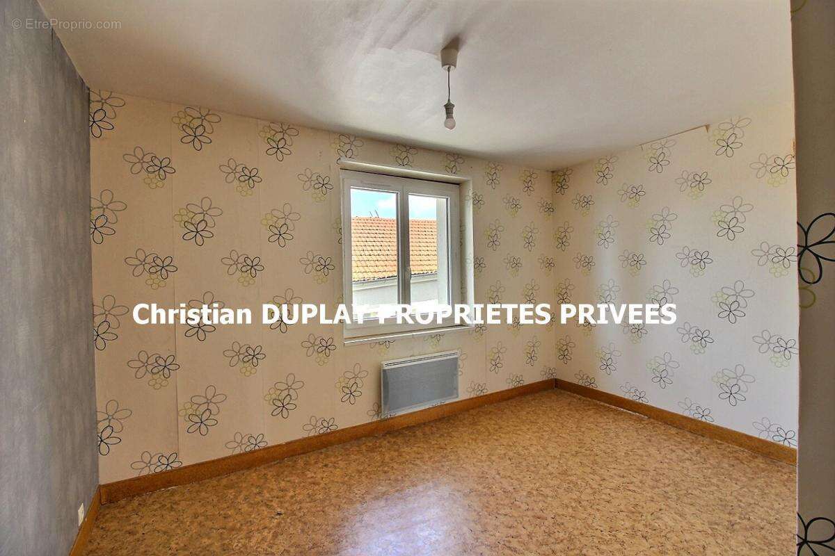 Saint Romain Lachalm 43620 Immeuble en pierre exposé Sud sur trois niveaux 5 logements, deux garages, cave - photo 9
